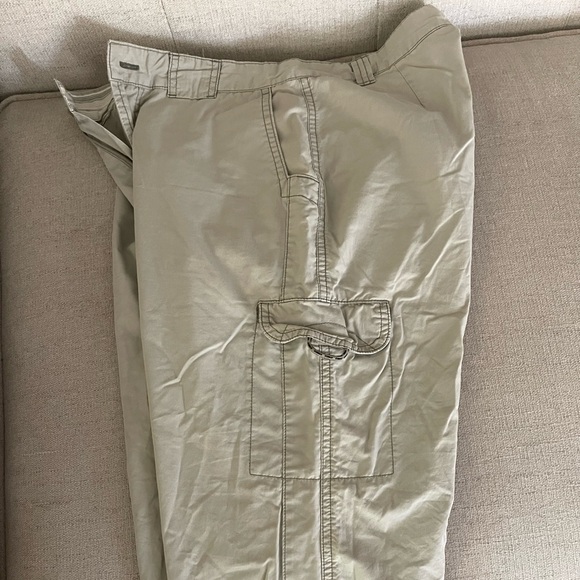 Size 8 cargo capri Columbia pants 🛍 - Picture 7 of 16